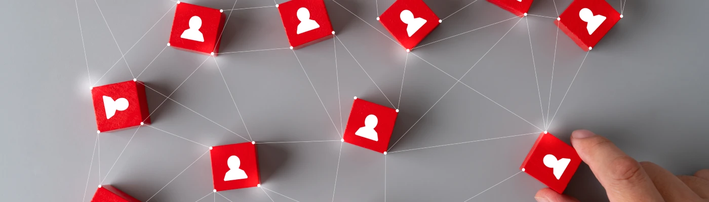 business-hr-puzzle-cube-with-hand